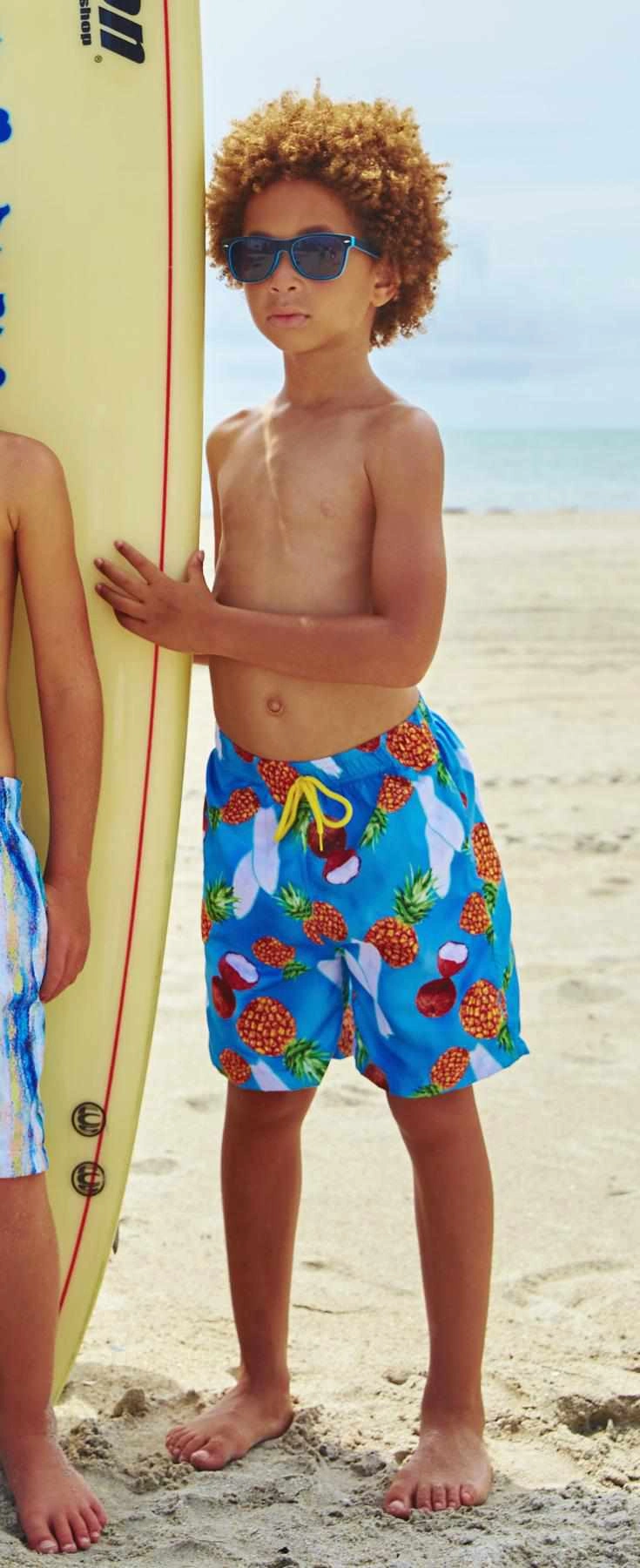Drenges Svømmebukser: Sommerklar stil, ultimativ komfort. Find din perfekte badeshorts idag, solskin venter.